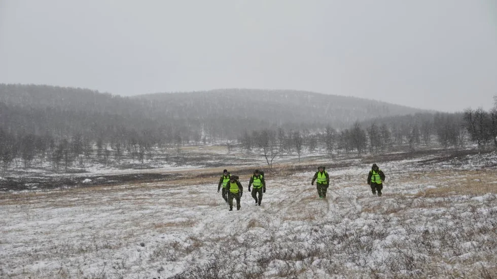 Delar av hemvärnsstyrkan från Västerbotten på väg ut till sökområdet kring sjön Naulajaure.