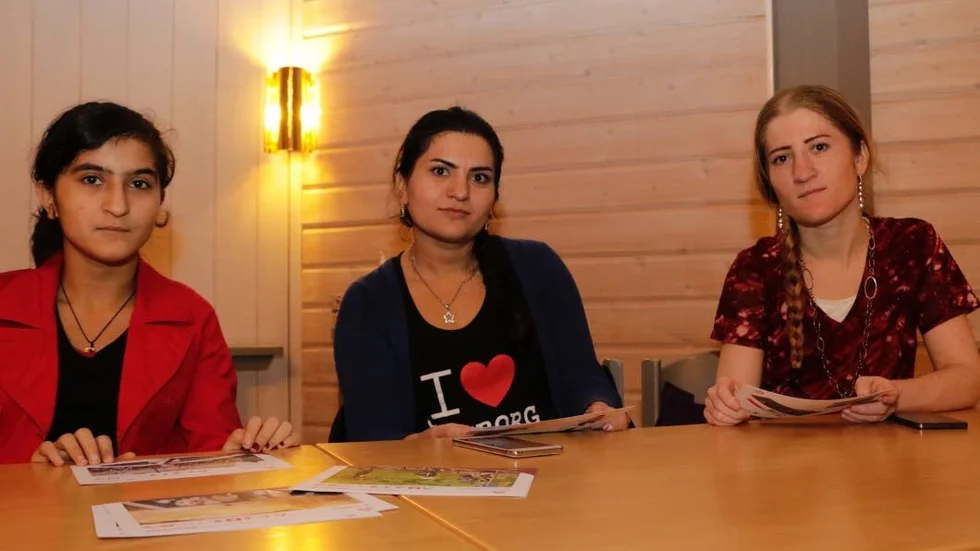 Säker i trafiken. Tjejerna Jihan Khalaf, Khawla Khalaf Babeer och Khalida Khalef Babeer vill lära sig om trafiksäkerhet, men framför allt vill de träna på svenskan.