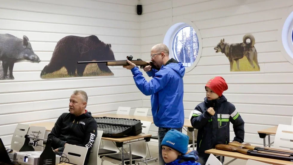 Älgjägare. Pappa Daniel Eklund hade tagit med sina båda söner, Casper och Leo, för att provskjuta i simulatorn.