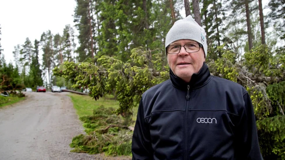 Trädras. Jan Lundqvist var inne i sitt hus när ovädret slog till. Ett stort antal träd rasade, men som genom ett under skadades inga hus där.