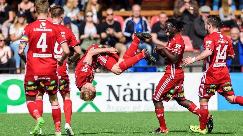 MÅLGLÄDJE. Henrik Millbert firade 2-0 målet mot Sleipner med en frivolt. "Det var mitt första mål i en tävlingsmatch som senior", sa han.