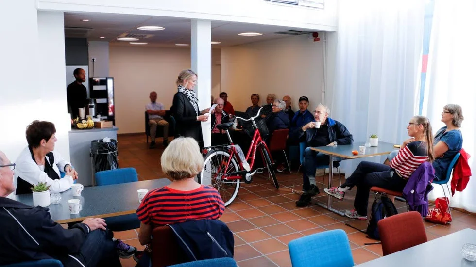 Utlottning. Avslutningen hölls i PT:s fikarum. Marknadsansvariga Maria Lundqvist lottade ut priser till deltagarna.