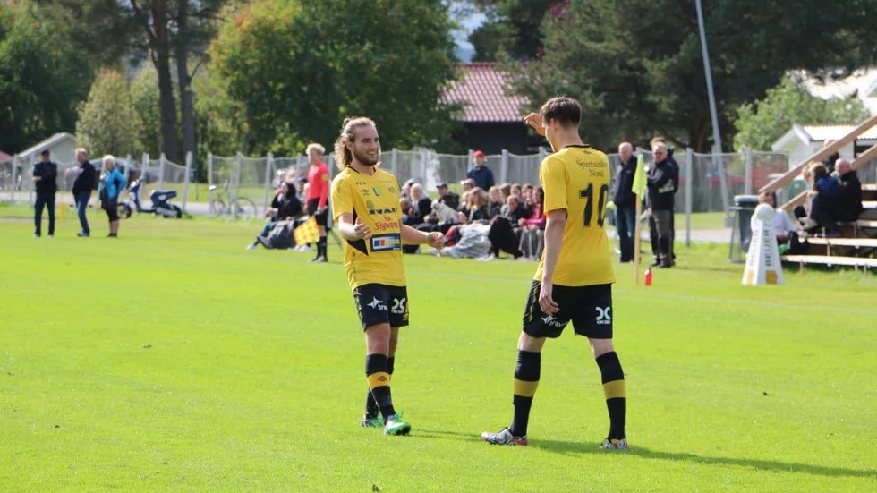 GRATTAR. Anton Lundström grattar Erik Berglund efter 1-1 målet.