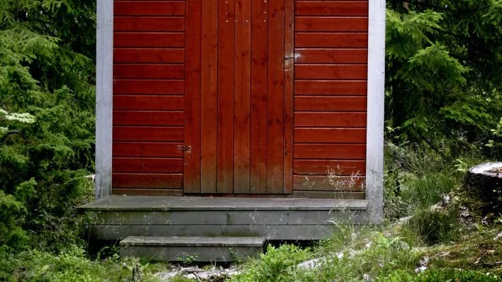 Arkivbild. Obs, det är inte utedasset på bilden som mannen fastnade i.