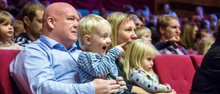 Välfylld foajé inför premiär