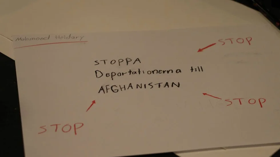 Hjärtskärande. Många flyktingar väljer att rita, skriva och måla om sina erfarenheter - både av krig och nu oron att inte få stanna.