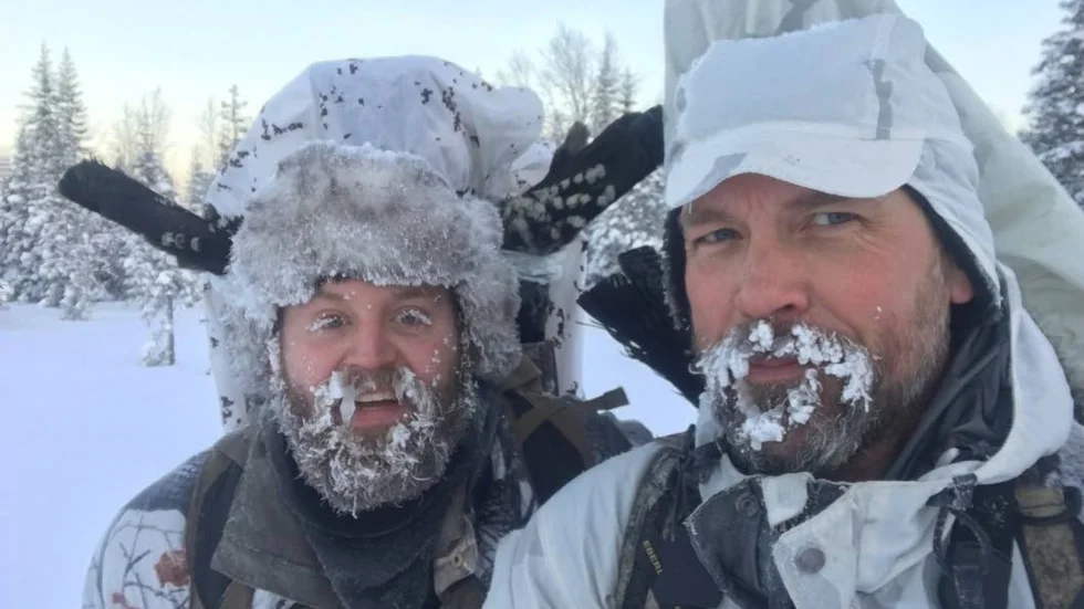 Björnmöte. Robin Holmgren och Ulf Lindroth har jagat mycket och är vana att vara ute i skogen. De beskriver händelsen som ett minne för livet. "Det är ganska roligt att få vara med om en sådan sak", säger Lindroth.