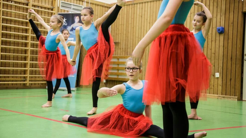 SKOLTURNÉ. Dansfyrorna vid Svenska Balettskolan i Piteå visade sina kunskaper för Kullenskolans elever. I mitten, på golvet sitter Emmy Nilsson, som besökte sin hemskola och fick många igenkännande blickar.