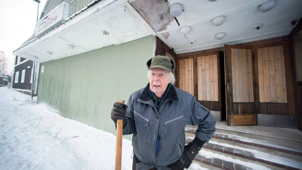 Vill rusta. Folke vill inte ge upp biografen som varit en så stor del av hans liv och hoppas att kommunen låter honom rusta upp utsidan istället.