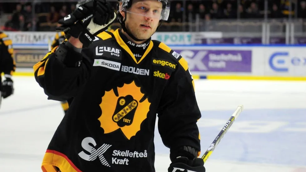 ANFÖRDE. Oscar Möller gjorde två mål mot Malmö och förde Skellefteå till segern.