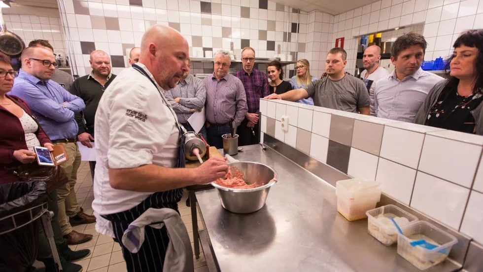 Heta korvar. Konsten att göra egen korv, den här gången med ett juligt tema, lockade många nyfikna kursdeltagare veckan före jul. "Korv är hett i Piteå", förklarade kocken Stefan Ökvist omgiven av adepter.