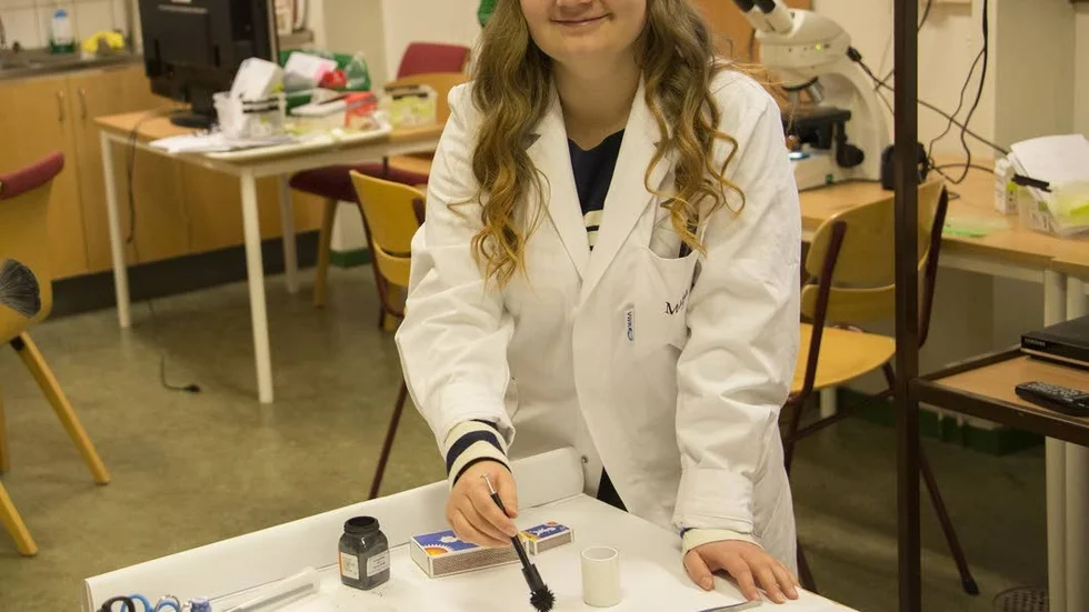 Magnet. Maja Renström använder magnetpulver till avtrycken. "Magnetpulver är klart bäst. Det är lättast att jobba med. Kolpulver är knepigt, det kommer lätt för mycket pulver på en gång."