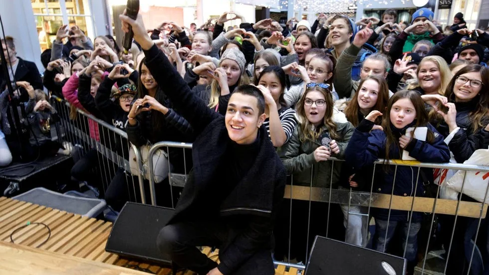 Kärlek. Alla ville vara med på bild med Idol vinnaren Liam Cacatian Thomassen som besökte Piteå och Småstaden under torsdagen.