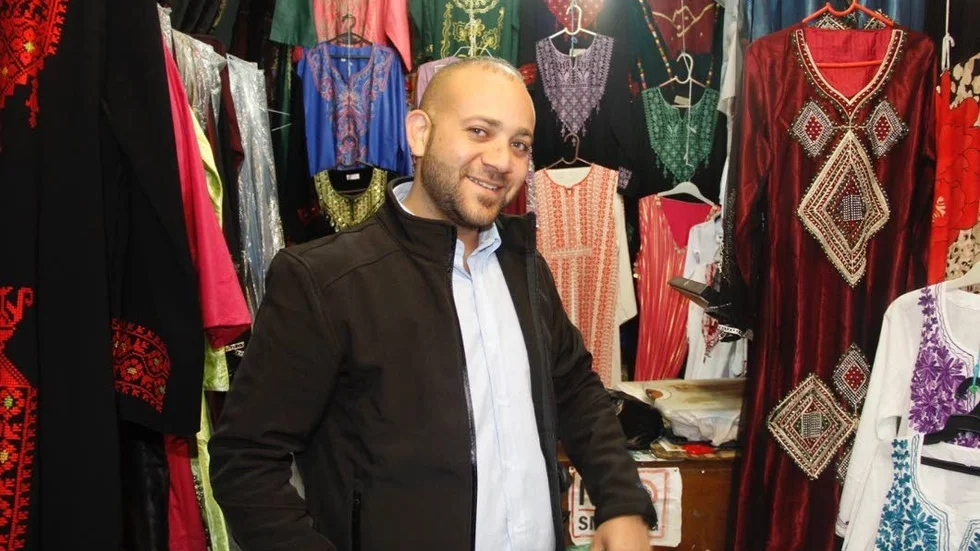 VÄLUTBILDAD. Moammed arbetar i familjens basar i Jerusalem. Han är palestinier, välutbildad inom foto och design, men har svårt att få arbete inom sin proffession.