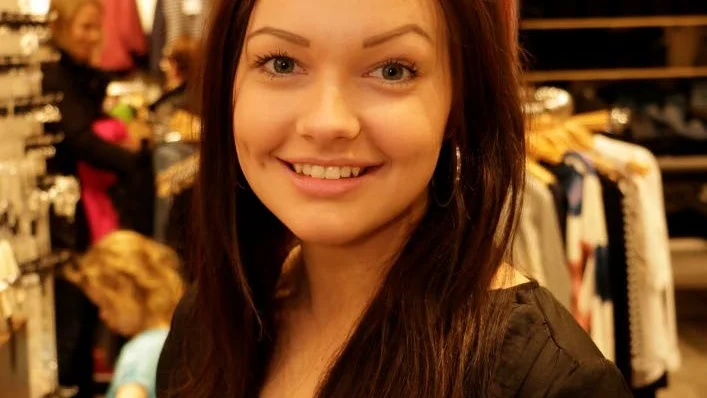MÄRKER. Emma Sjödin vid dambutiken Diva såg glad ut trots lite seg start på annandagen. "Vi märker av internethandeln", sade hon.