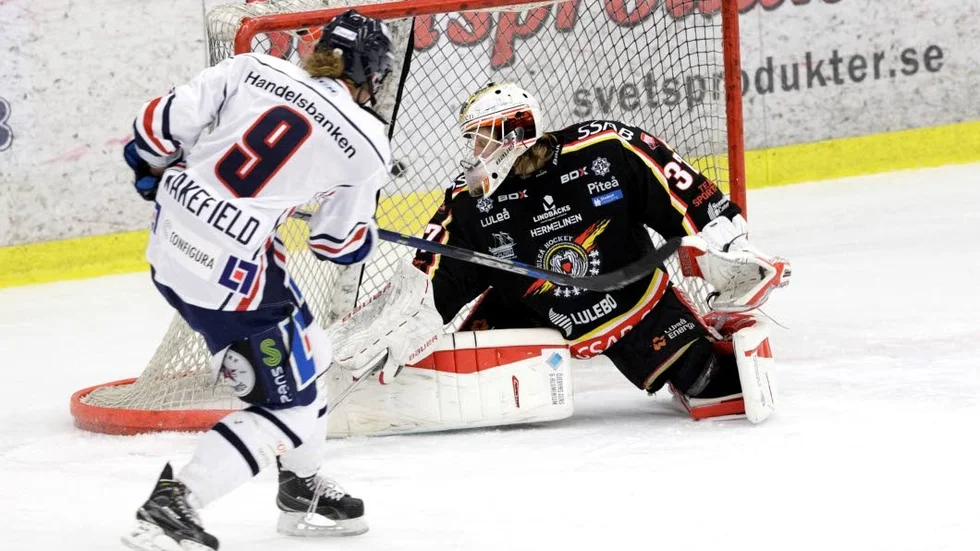 STÄNGDES NED. Luleå/MSSK stängde ned Linköpings stjärna Jennifer Wakefield i seriefinalen. Wakefielsd lämnade rinken poänglös. Dagen innan åkte dock målvakten Maria Omberg och de andra på en femetta i baken mot HV 71.(arkivbild)