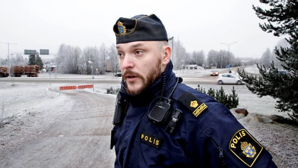 Trafikpolisen Glenn Franklin tycker att det borde vara tillåtet att köra snöskoter efter vägen fram till närmsta led. "Erfarenheten är att det blir betydligt lugnare körning då", säger han.