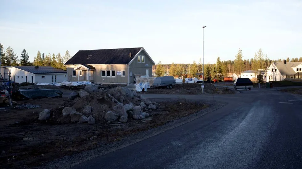 Inte släppt. Kommunen tillbakavisar att den släppt på tyglarna för att kunna sälja bort samtliga tomter på det nya bostadsområdet på Långskatan.
