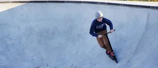 Äntligen får Casper rulla i skateparken