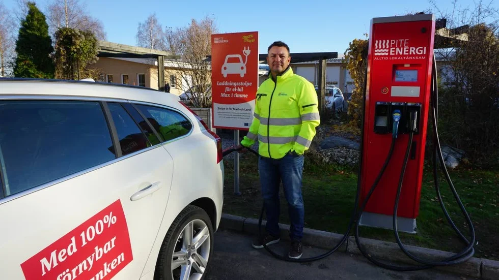 Tank. Patric Jonsson, PiteEnergi, testar snabbladdaren som står utanför PiteEnergi på Västra Kajvägen. Här kan man nu ladda sin privata elbil gratis.