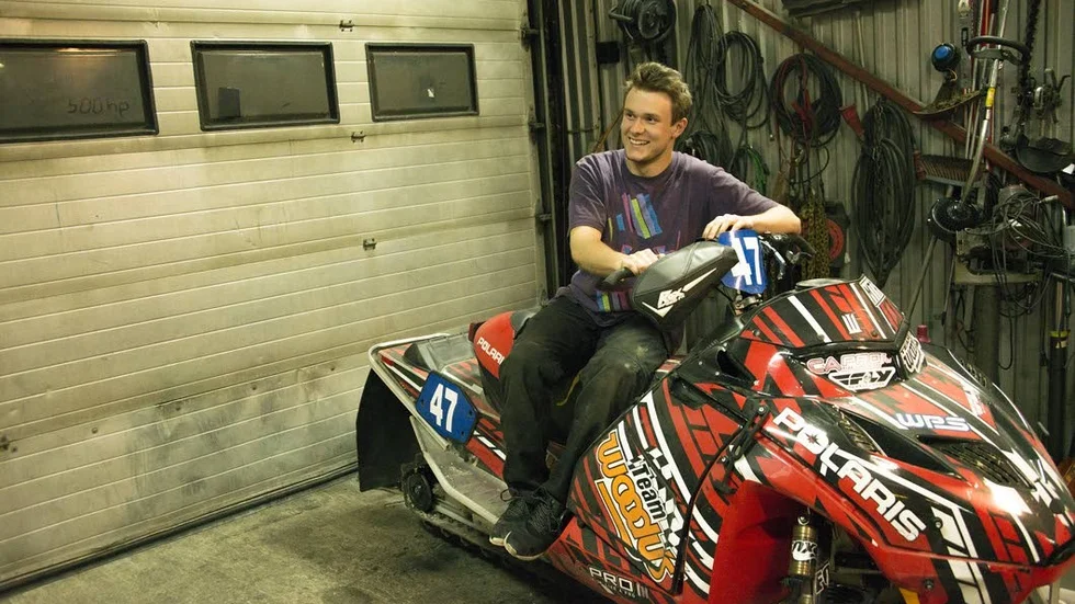 Bästa platsen. I garaget spenderas all fritid. Skotern har sponsrats av ett företag i USA, vars ägarfamilj Markus Söderqvist kom i kontakt med av en slump, och som kom att betyda mycket för skoterintresset. ”Jag har hälsat på dem två gånger och de har ju så koll på den här branschen i USA, så det var egentligen otroligt att det blev som det blev.”