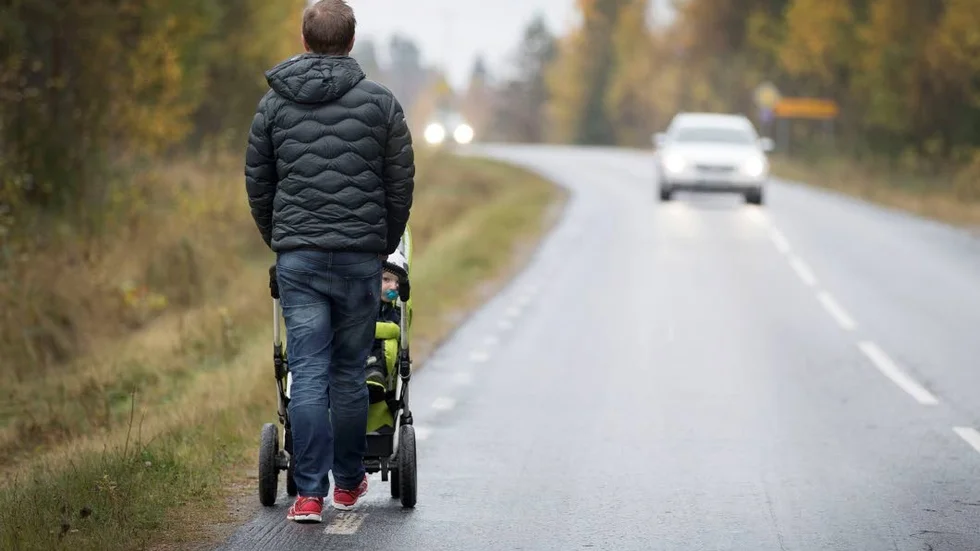 Farligt. Utrymmet för fotgängare och cyklister är närmast obefintligt på Långskatavägen som är enda tillfartsväg till villaområdet. Har man dessutom barnvagn som Fredrik Vinblad von Walter känns det inte särskilt tryggt.