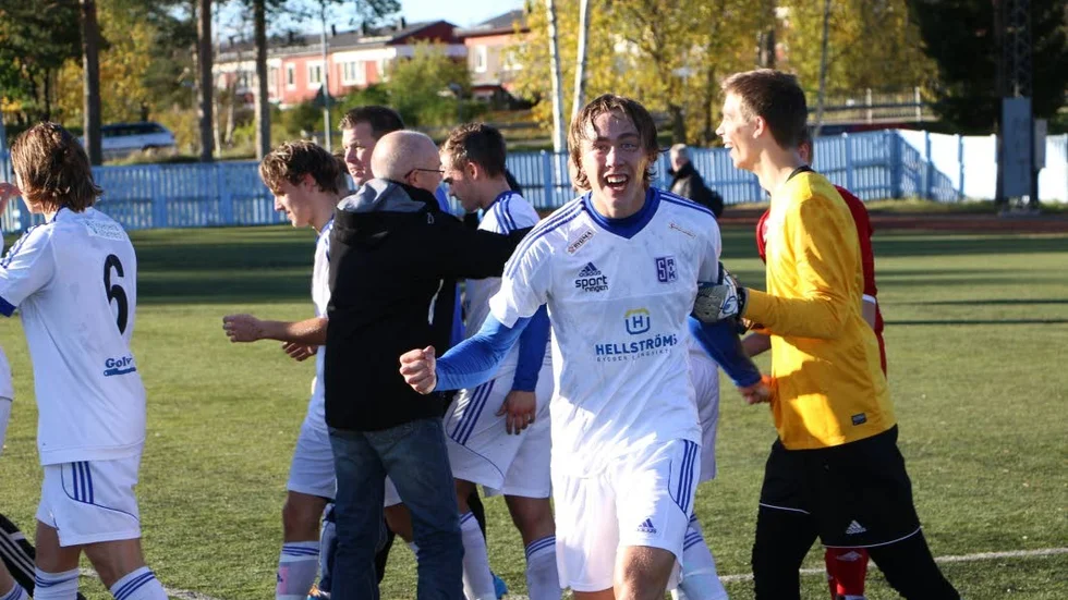 SEGERVRÅL. Marcus Fahlgren Hällström  skriker ut sin lycka efter den oavgjorda matchen som blev en seger.
