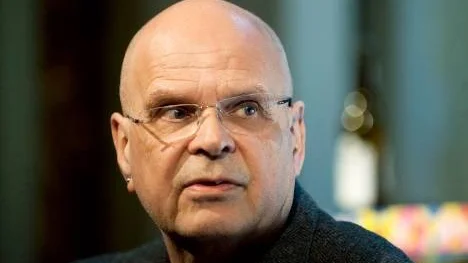 Regissören Thomas Müller föll för Schimmelpfennings pjäs Gyllene Draken när han såg den spelas i Wien. "Schimmelpfennings vill att teatern blir närvarande i skeenden, att den är ärlig och sann."