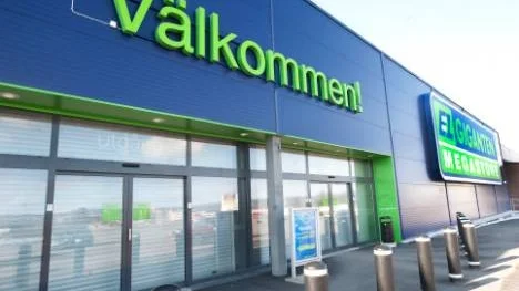 Tjuvarna tog sig in genom taket på Elgiganten, men lyckades inte få med sig något byte när de flydde.