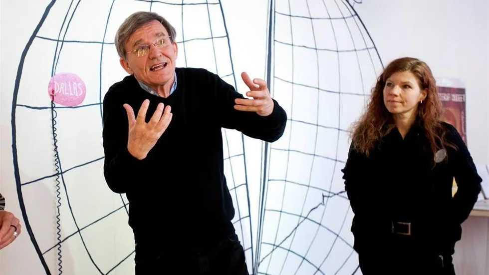 Håkan Agnsäter, en gång trummis i proggbandet Solen skiner, har samlat affscher från 60- och 70-talen och blev glad när intendent Annelie Egelin från Arbetets museum ringde och föreslog en utställning där proggens affischer möter EWK:s teckningar.
