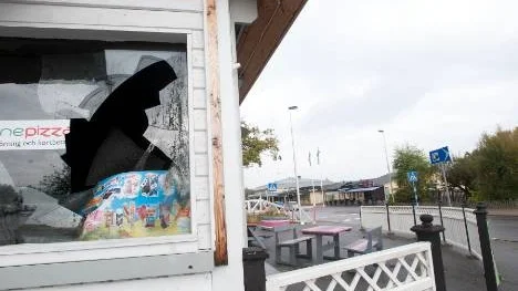 Den brandhärjade pizzerian Enzo i centrala Krokek förfaller alltmera och har för många Krokeksbor blivit en skamfläck som man vill bli av med.
