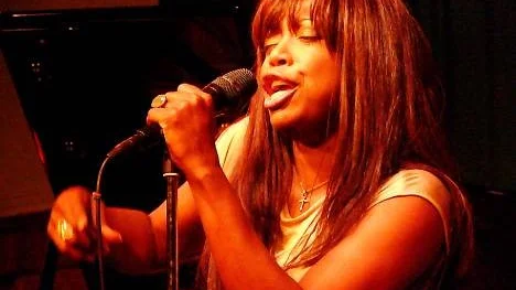 Oavsett soul eller jazz har LaGaylia har en enorm utstrålning och energi i sin sång.
