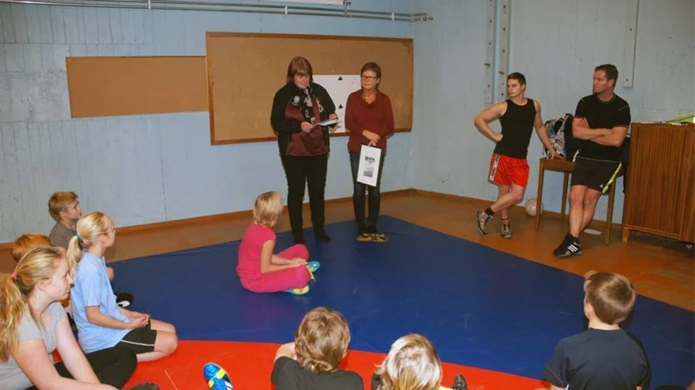 Ulrika Jeansson (S), utbildningsråd, och Berit Martinsson (S), kommunfullmäktiges ordförande, hade äran att få dela ut unhdiomsstipendiet till Finspångs brottning.
