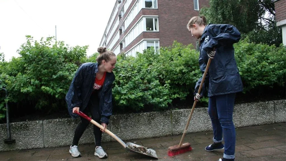 Linnéa Molund Weiss, 16 år och Amanda Eriksson, 17 sommarjobbar för Hyresbostäder.