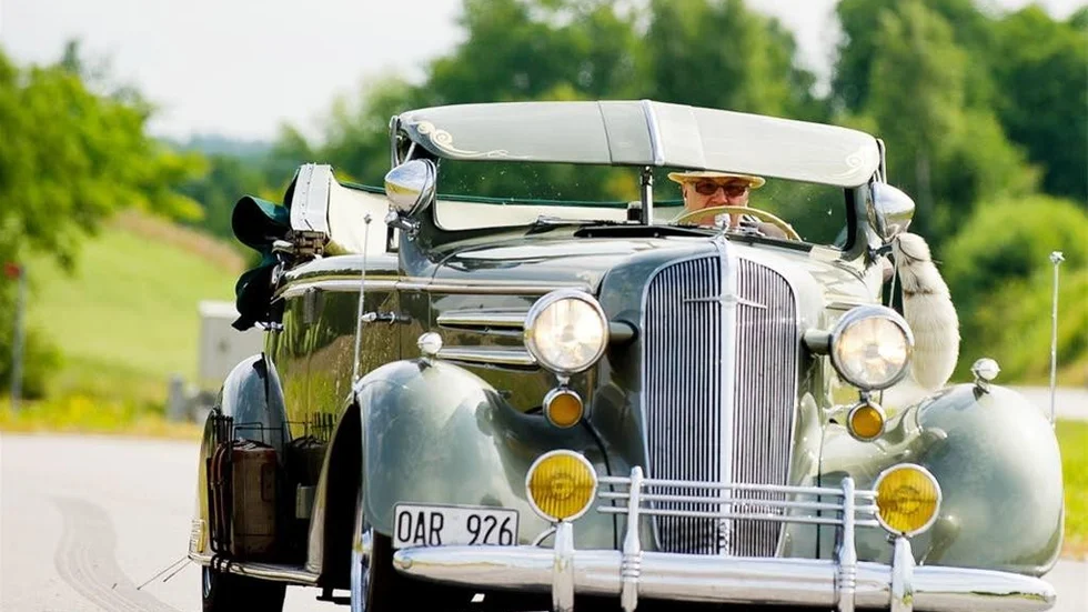 Mikael Åstrand finåker med sin Chevrolet Imperial från 1936. 2007 köpte han den i Butbro och har helrenoverat den.
