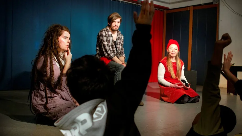 Drama-labb. Regissören Frida Nygren samt skådespelarna Viktor Hedman och Eva Carlsson lyssnar på tankar och funderingar från barnen från Hattens Förskola. Idén till pjäsen Super-Verklo, med premiär i september, kommer från samarbetet med förskolebarnen.
Foto: Mikael Ekstrand Holgersson