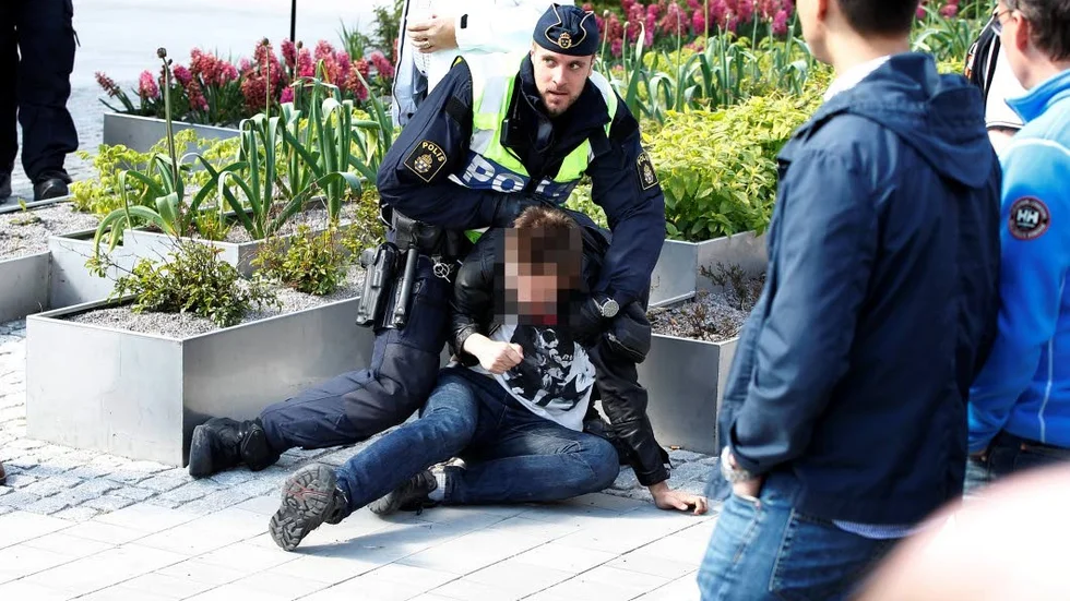 Han som försökte ta sig fram till Åkesson togs omgående om hand.