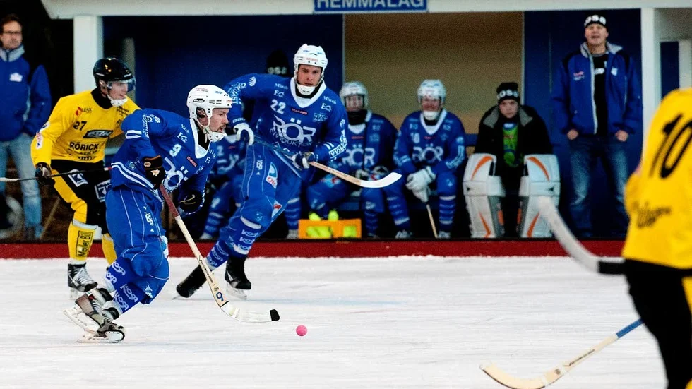 Borgias mittfältare Markus Gustavsson på väg framåt. Robert Johansson (22) har också koll.