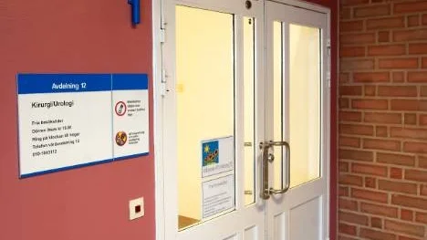 De kraftiga överbeläggningarna på kirurgiska kliniken hotar patientsäkerheten.