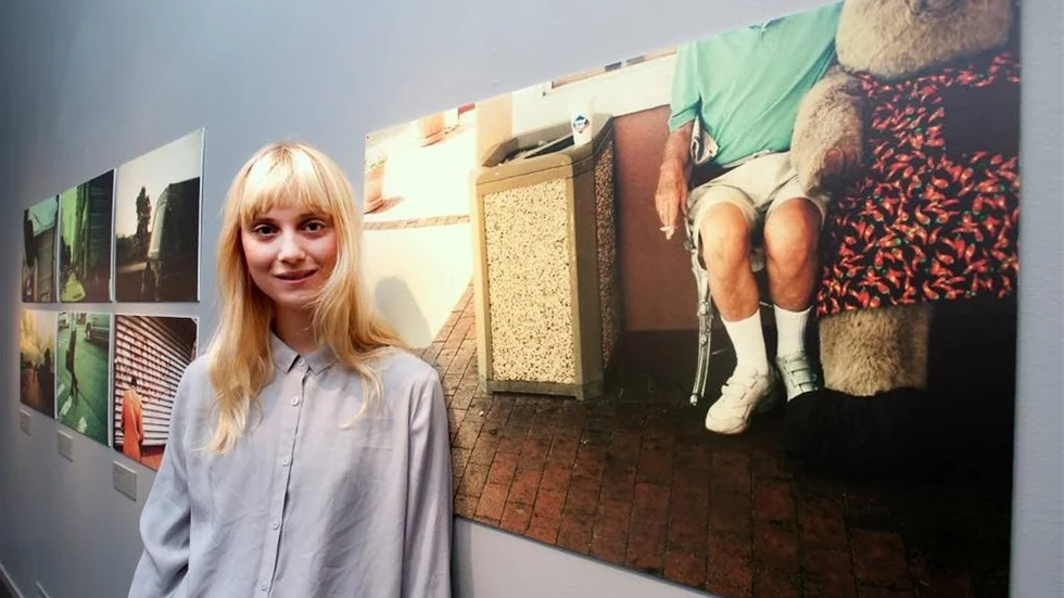 "Det är jättekul att få chansen att ställa ut, särskilt som jag inte har någon gedigen bakgrund som fotograf" säger Linn Koch-Emmery som låter bilderna skapa en dagbok över livet.