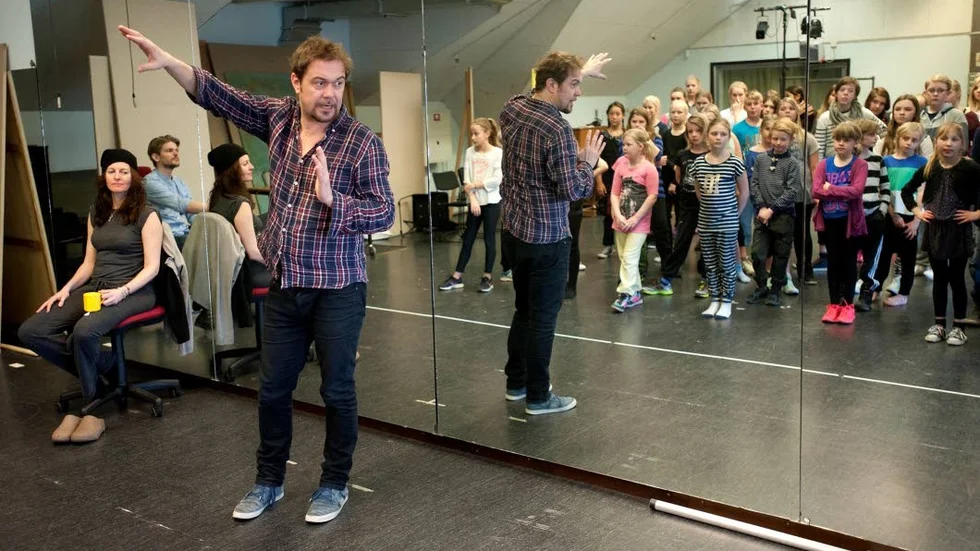 Regissören Mattias Carlsson instruerar de omkring 50 barnen att ställa sig i grupper efter ålder och kön. Åtta tjejer och fyra killar ska väljas ut för att besätta rollerna som Von Trapp-syskonen.