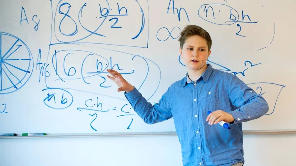 Mattelektion. Carl Hedenbergh undervisar på Hagagymnasiet.