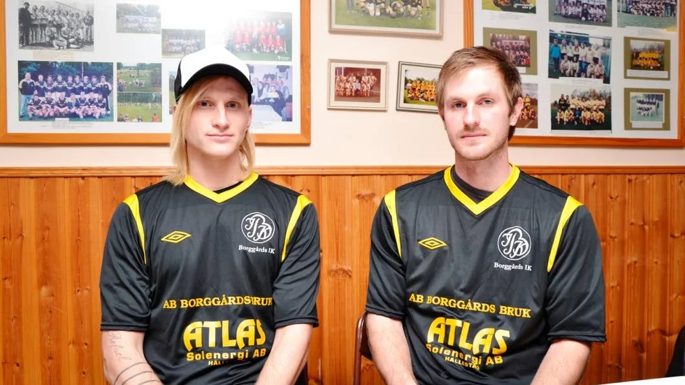 Emanuel Hårsmar och Mikael Lidberg håller i trådarna när Borggårds IK gör en nystart. Nya matchdressar har de också ordnat och det blir helsvart som gäller på hemmaplan.
