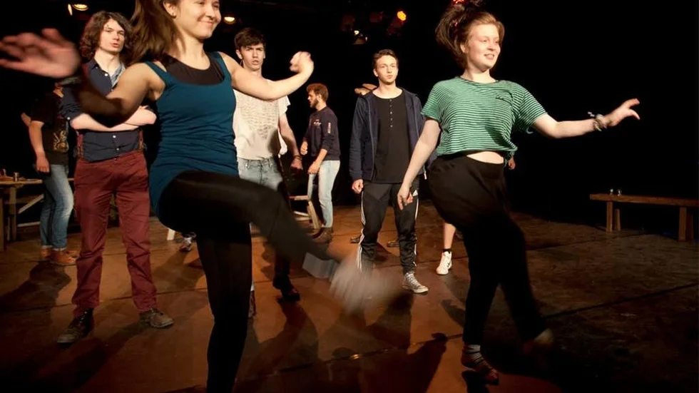De Geer-gymnasiets estettreor dansar loss till frustande klezmertoner i "Skål för livet", en av de mer kända låtarna i Spelman på taket. Nu pågår intensiva repetitioner inför lördagens premiär.