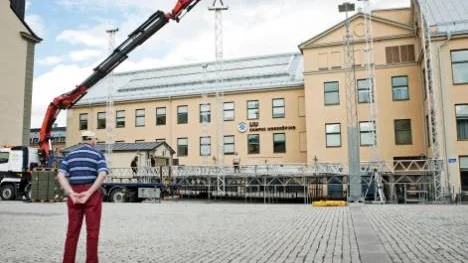 Scenen är stor som en lyxvilla. Redan på torsdagskvällen drog scenbygget igång och igår eftermiddag började dimensionerna framträda.