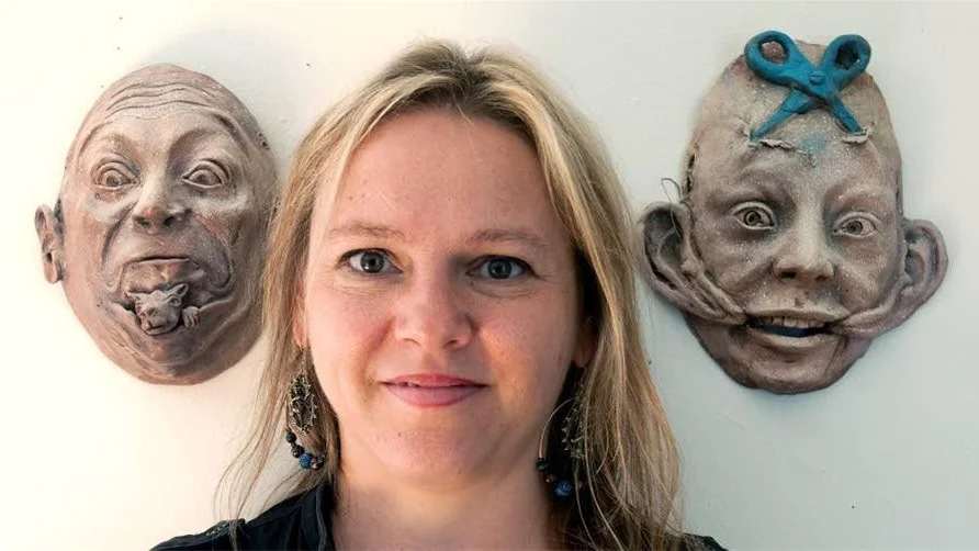 Nadja Uhnos keramik påminner om grotesker från medeltida katedraler.