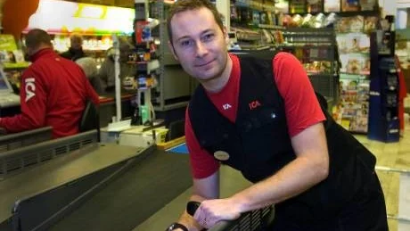 Ica-handlare Andreas Glaad på Ica Supermarket tycker det är viktigt med 18-års åldersgräns om de börjar sälja receptfria läkemedel.
