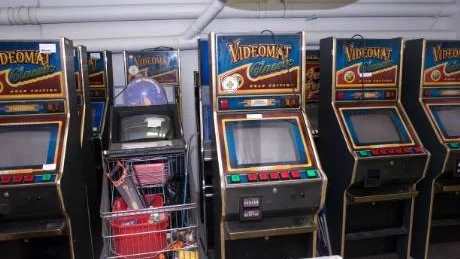 Hos föreningen i Blå huset beslagtogs fyra illegala  spelautomater. Samma dag genomfördes razzior på  ytterligare åtta ställen i Östergötland och sammanlagt 29 spelautomater beslagtogs och kördes till polishuset i Norrköping. Foto: Janne Forsby