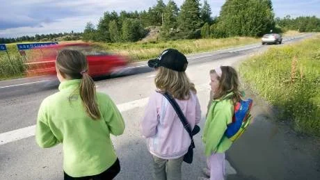 Farliga vägsträckor ovh hållplatser ska identifieras för en säkrare planering av skolskjutsarna.