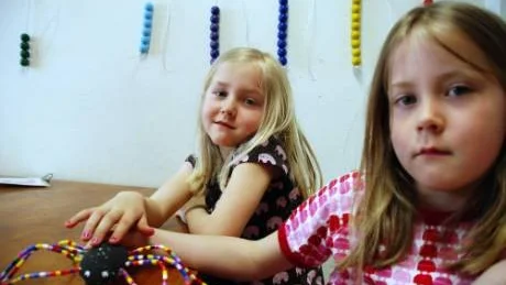 Ida och Julia Gustafsson visar spindeln som inte bara blir en leksak utan även något att räkna matte på.